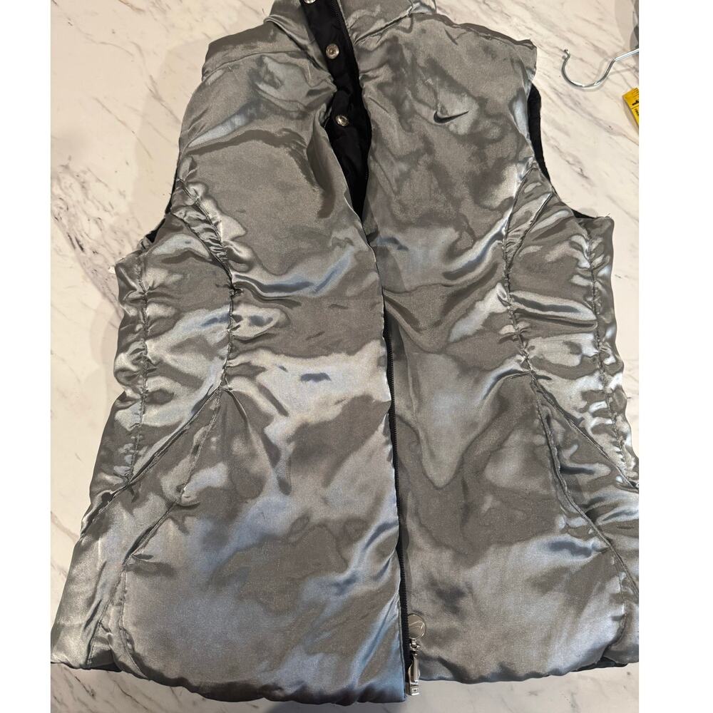 Nike Women’s Puffer Vest Black Gray Reversible Full Zip Pockets Size‎ M - Picture 4 of 6